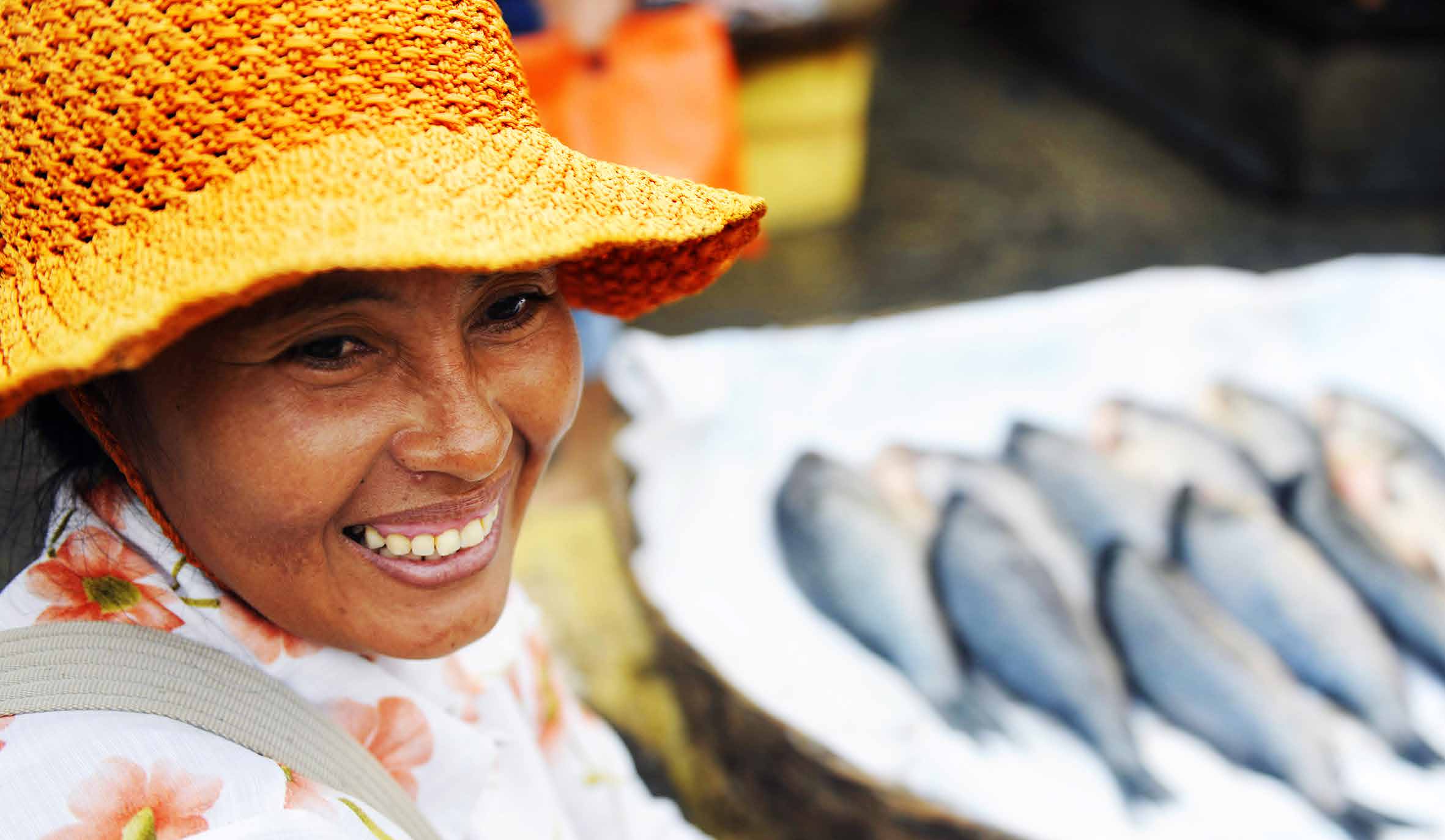 Imagem de senhora a vender peixe num mercado