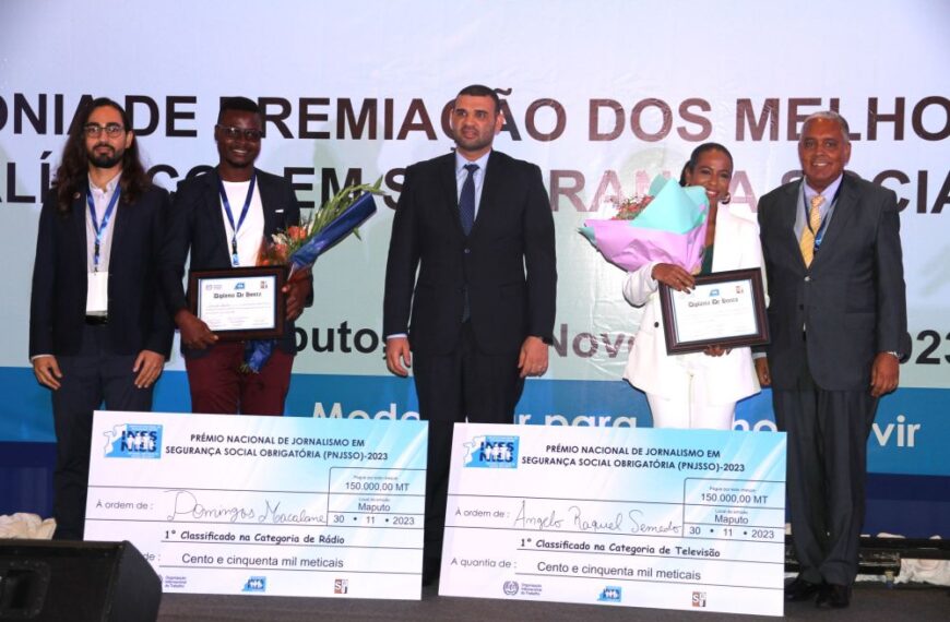 Os vencedores do concurso de jornalismo (com um certificado de honra) recebem os prémios do comité organizador durante a cerimónia de entrega dos prémios.